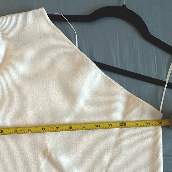 Single Sleeve Sweater - Picture 10 of 11